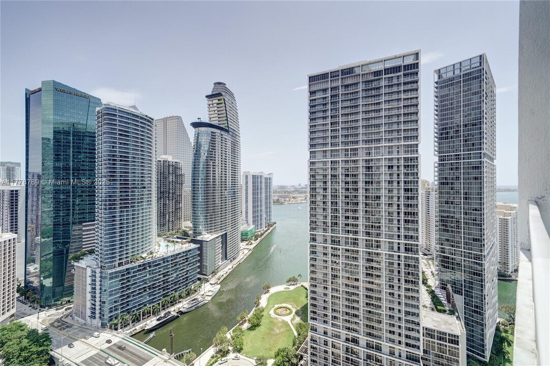 500 Brickell Ave, Unit 3807 in Miami, FL - Building Photo