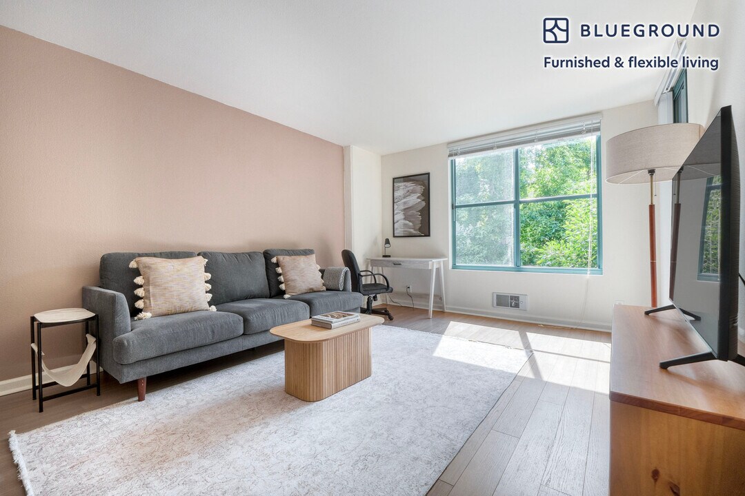 2 Townsend St in San Francisco, CA - Building Photo