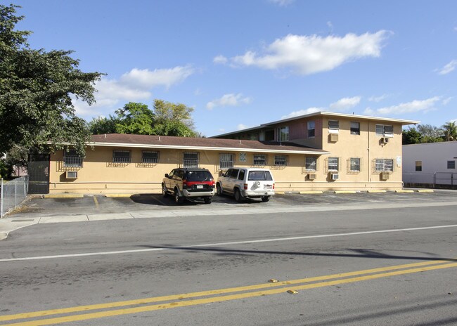 Paradise Apartments in North Miami, FL - Foto de edificio - Building Photo