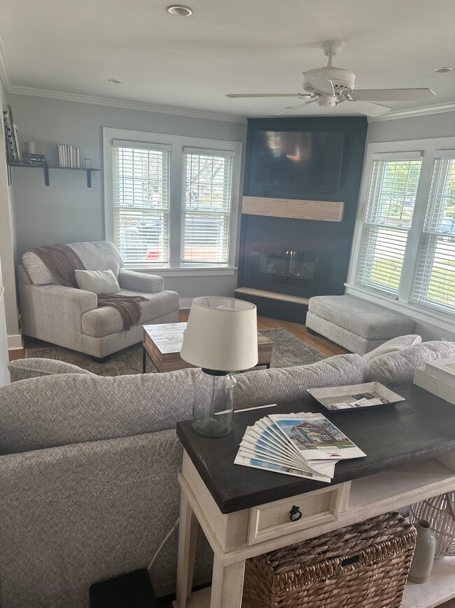 613 E Washington St in Oconomowoc, WI - Foto de edificio - Building Photo