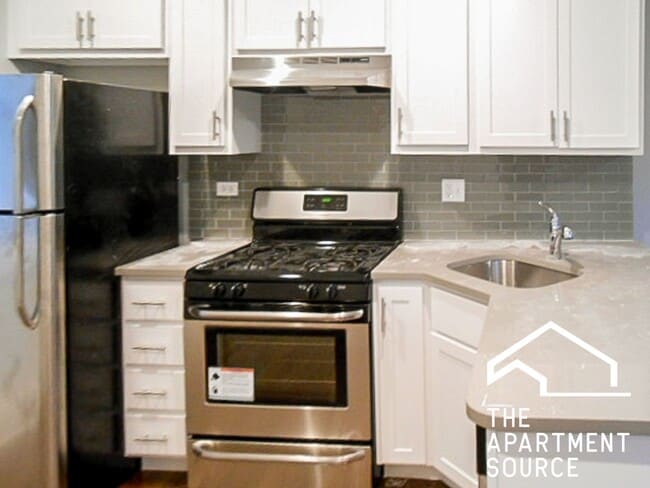 2211 W Foster Ave, Unit 1 in Chicago, IL - Building Photo - Building Photo