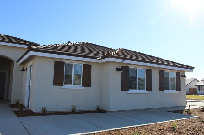 7317 Erskineville Dr in Bakersfield, CA - Foto de edificio - Building Photo