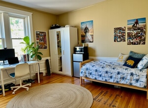 330 St Paul St in Brookline, MA - Foto de edificio - Building Photo