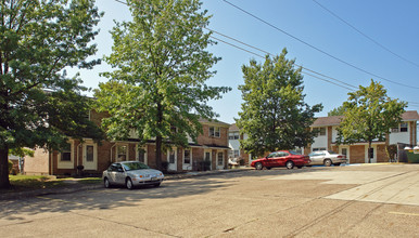 Homecrest Manor Apartments in Parkersburg, WV - Foto de edificio - Building Photo