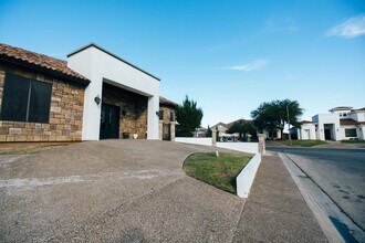 302 Lake Clark Ct in Laredo, TX - Building Photo - Building Photo