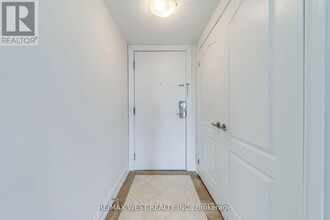 2088-2088 Lawrence Ave W in Toronto, ON - Building Photo - Building Photo