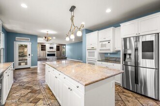 516 Rustic Hills Dr in Simi Valley, CA - Building Photo - Building Photo