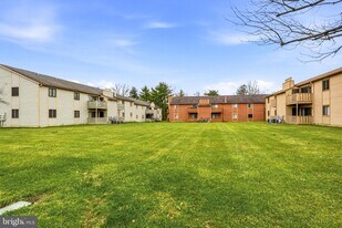 1404 Woodhollow Dr in Evesham, NJ - Building Photo