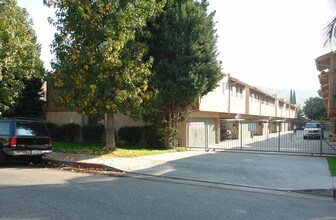 628 E Acacia Ave in Glendale, CA - Building Photo - Building Photo