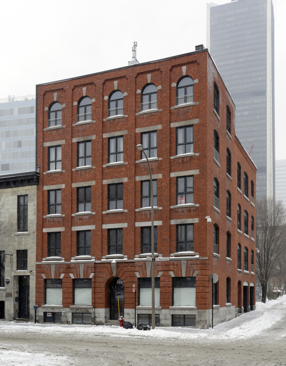 683 Saint-Paul Rue O in Montréal, QC - Building Photo