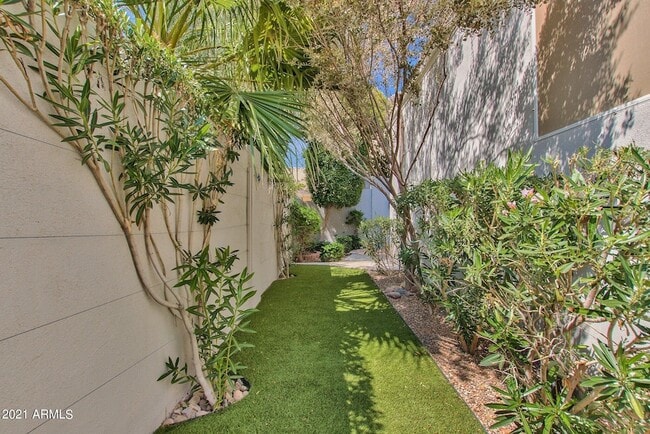 property at 1138 E Amberwood Dr