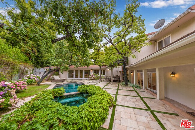 1290 Sunset Plaza Dr in Los Angeles, CA - Building Photo - Building Photo