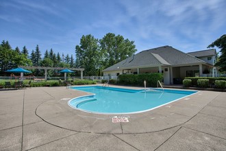 Lakeshore Village Apartments in Howell, MI - Building Photo - Building Photo