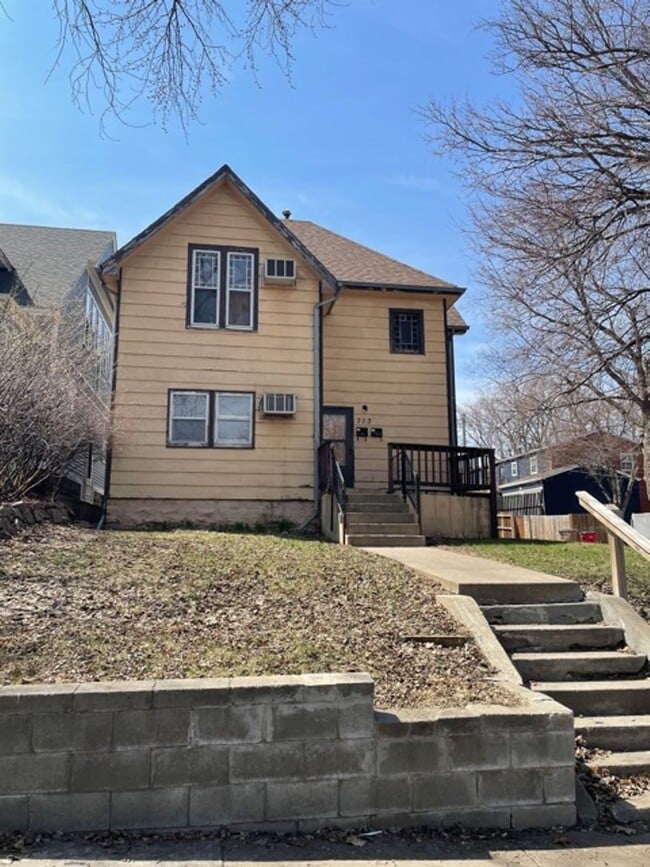 property at 713 S Duluth Ave