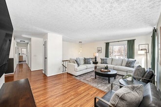 3491 Danbury Rd in Fairfield, OH - Foto de edificio - Building Photo