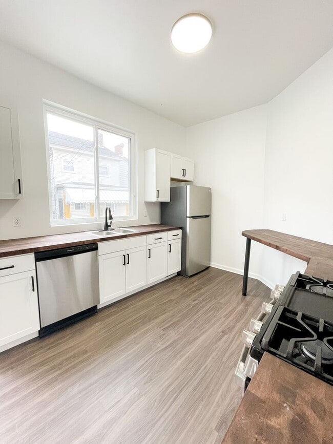 807 Eureka St, Unit Unit #1 in Pittsburgh, PA - Foto de edificio - Building Photo