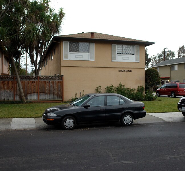 3070 Emerson St in Palo Alto, CA - Foto de edificio - Building Photo