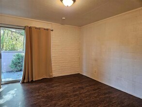 410 E 9th St, Unit B in Elgin, TX - Building Photo - Building Photo