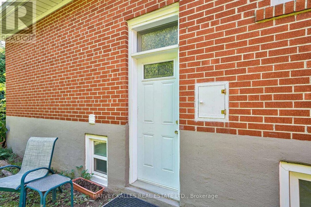 215 Searle Ave in Toronto, ON - Building Photo