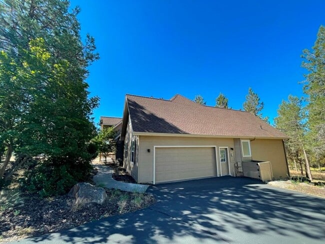 10842 Kestrel Rd in Klamath Falls, OR - Building Photo - Building Photo