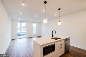 5904 Germantown Ave, Unit 202 in Philadelphia, PA - Foto de edificio - Building Photo