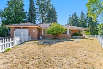 12752 Roosevelt Way NE in Seattle, WA - Building Photo - Building Photo