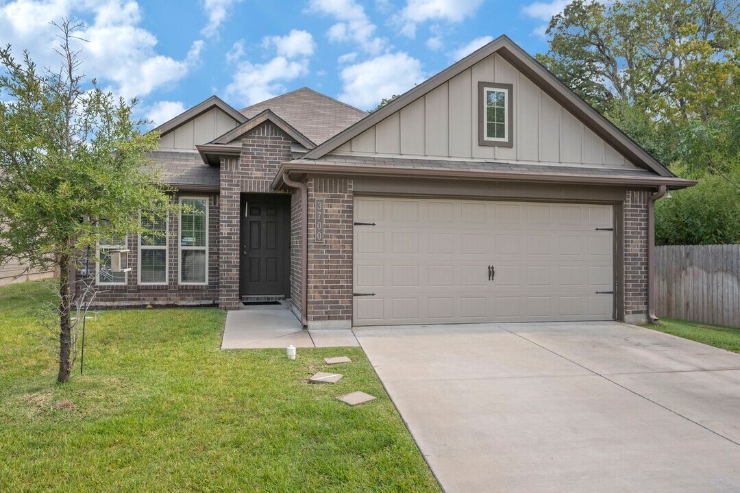 3700 Mckenzie St in Bryan, TX - Building Photo