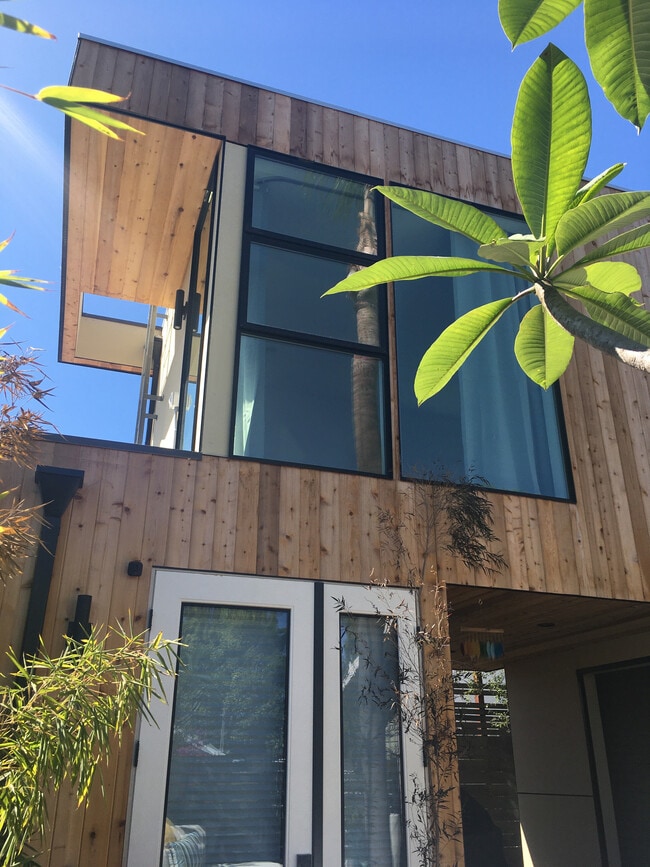 3720 Crestwood Pl, Unit Loft in San Diego, CA - Building Photo - Building Photo