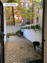 25 W 70th St in New York, NY - Building Photo - Building Photo