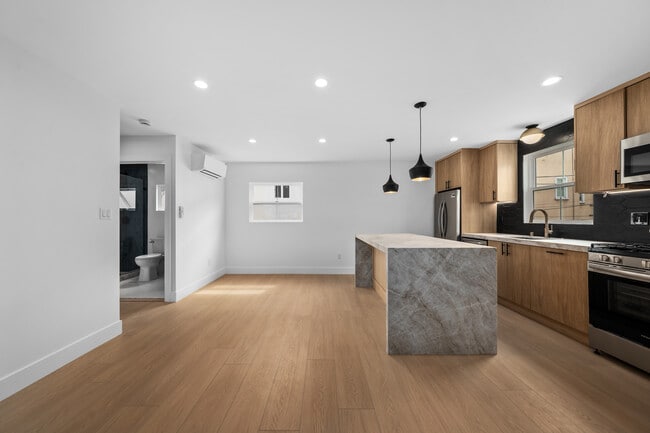 5240 W Olympic Blvd, Unit 5240 in Los Angeles, CA - Building Photo - Building Photo