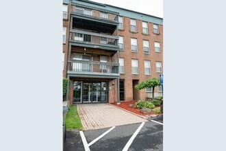 90 Kane St, Unit A-7 in West Hartford, CT - Foto de edificio - Building Photo