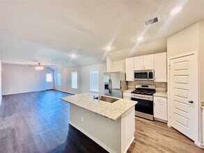 17327 Ridge Dr in Barrett, TX - Foto de edificio - Building Photo