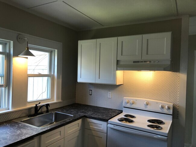 995 Western Ave, Unit 100 in Brattleboro, VT - Building Photo - Building Photo