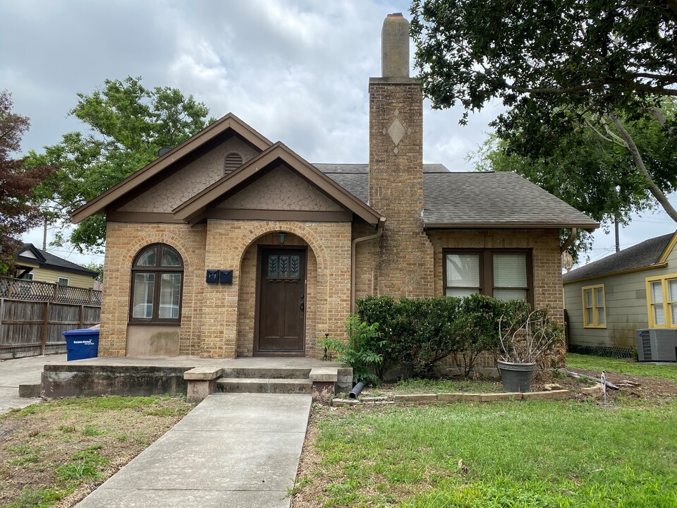 341 Palmero, Unit A in Corpus Christi, TX - Building Photo