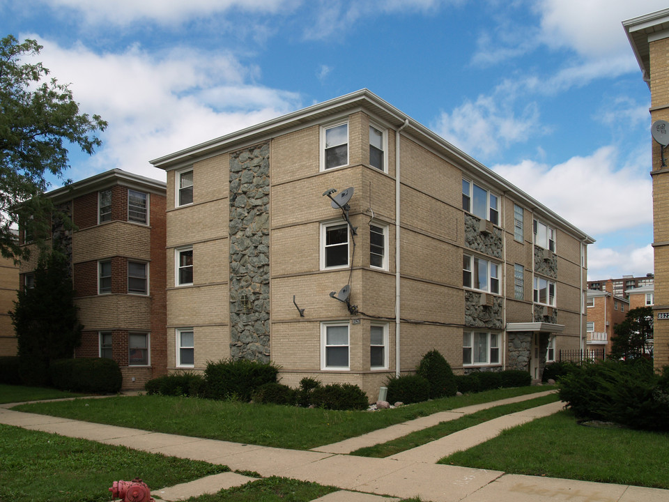 8626 W Berwyn Ave in Chicago, IL - Foto de edificio