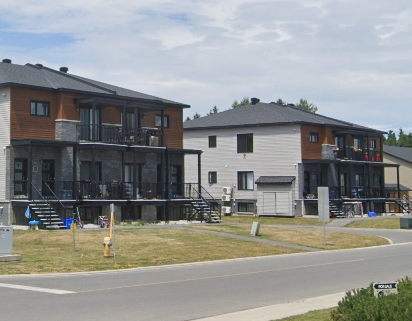 St-Moritz in Embrun, ON - Building Photo