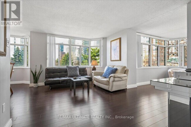 300 Webb Dr in Mississauga, ON - Building Photo - Building Photo