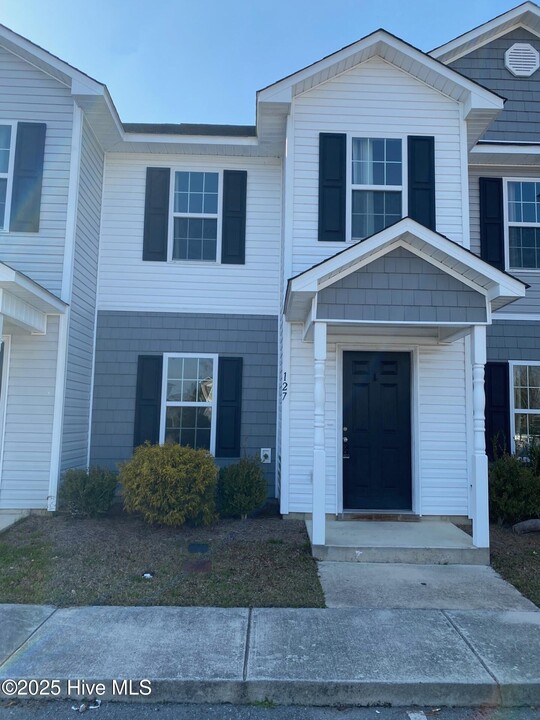 127 W Murrow Ln in Jacksonville, NC - Building Photo