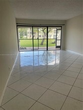 210 Lakeview Dr in Weston, FL - Building Photo - Building Photo