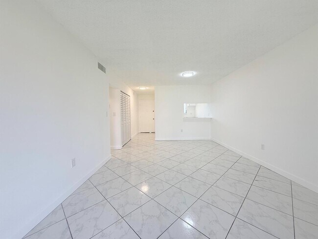 6106 Forest Hill Blvd, Unit 204 in West Palm Beach, FL - Building Photo - Building Photo