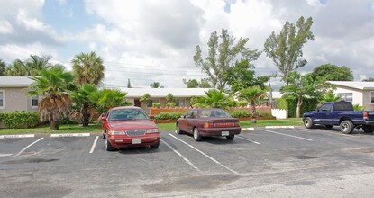 140-220 NW 40th St in Oakland Park, FL - Foto de edificio - Building Photo
