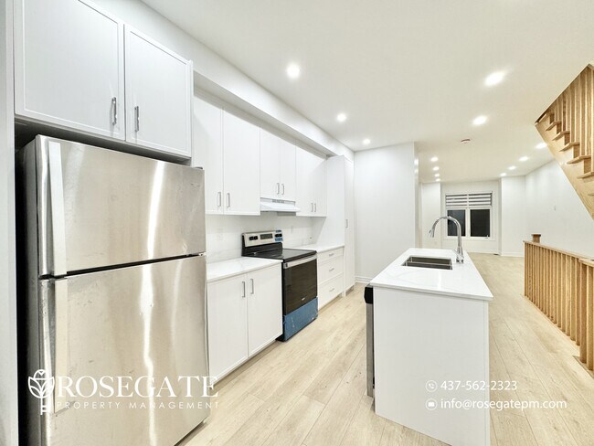 Spacious 4-Bed, 3.5-Bath Townhouse with Full Driveway & Garage in Oshawa! in Oshawa, ON - Building Photo - Building Photo