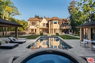 617 N Alpine Dr in Beverly Hills, CA - Building Photo