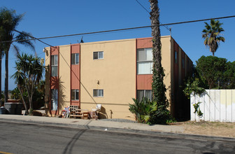 813 Carey Rd in San Diego, CA - Foto de edificio - Building Photo