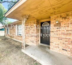 126-128 Valleyglen Dr in Desoto, TX - Building Photo - Building Photo