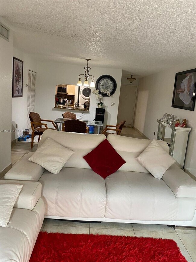 1900 W 68th St in Hialeah, FL - Building Photo - Building Photo