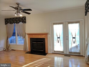 7812 Dogue Indian Cir in Lorton, VA - Foto de edificio - Building Photo