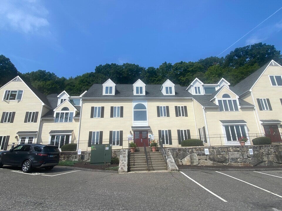 23 Hubbard Rd in Wilton, CT - Foto de edificio