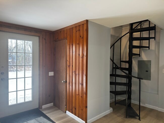 352 Hotchkiss Rd in Orange, CT - Building Photo - Building Photo