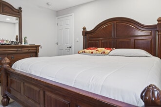 80 Algonquin Dr in Tewksbury, MA - Foto de edificio - Building Photo